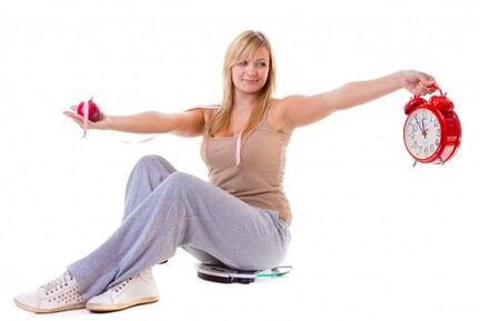 ایک لڑکی جو وزن کم کرنا چاہتی ہے وہ صحت مند اور ایک طرز عمل کے مطابق کھاتی ہے