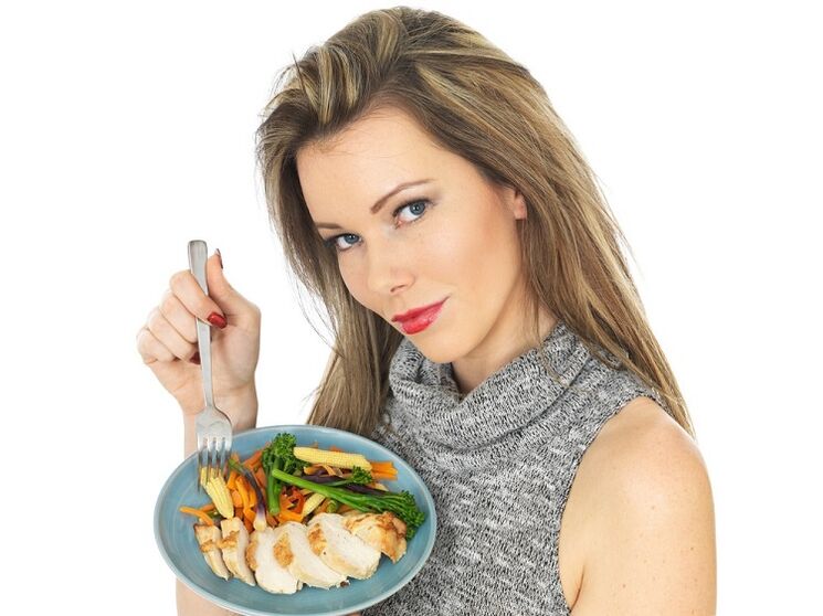 وزن کم کرنے کے لئے سبزیوں کے ساتھ مرغی کھا رہی لڑکی